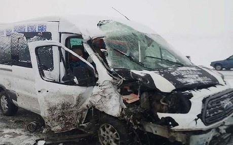 Li Bedlîsê 2 minîbûs lihev ketin: 20 koçber û 2 şofêr birîndar bûn