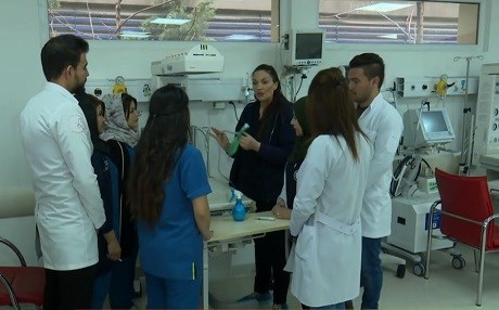 DUHOK - Tîmeke Îtalî peristarên nexweşxaneya zarokan perwerde dike