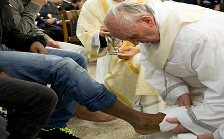 Papayê Vatikanê lingê 12 kesan şişt û maçkirin