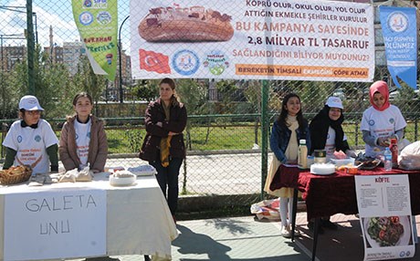 Bayat ekmeklerden yemek ve tatlı yapıyorlar