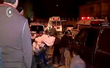 Kurban yakınları Musul Adli Tıp Kurumu önünde