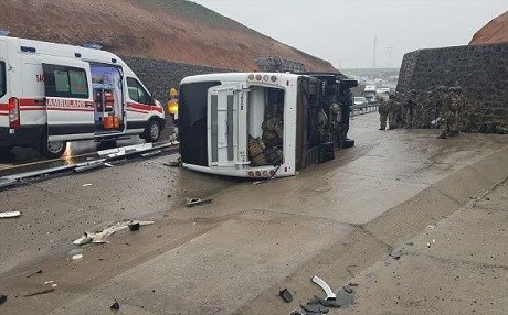 Li Şirnexê wesayîta leşkerî wergeriya: Mirî û birîndar hene