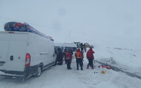 Van-Hakkari kara yolu kapandı: 16 kişi hastaneye kaldırıldı