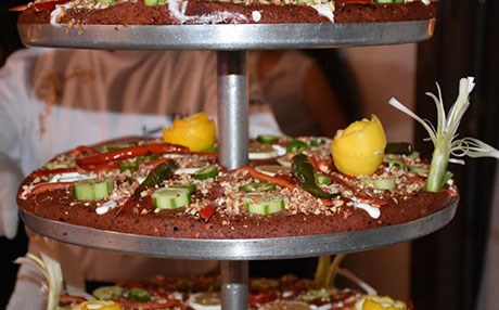 Alman gelin pasta yerine çiğköfte kesti