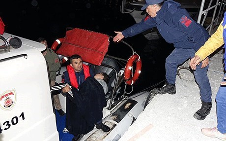 Li peravên Tirkiyê belema koçberan binav bû: 4 kes mirin