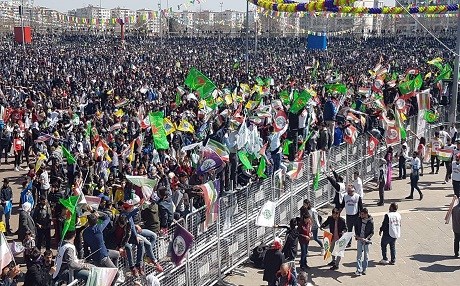 110 kesên di Newroza Amedê de hatibûn desteserkirin hatin berdan