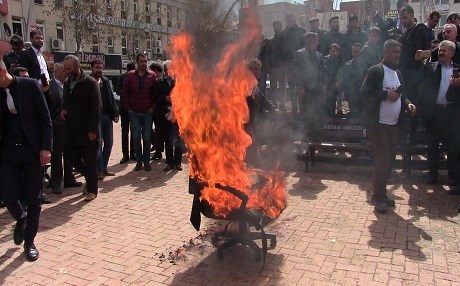 Seçimi kazanan başkan makam koltuğunu yaktı