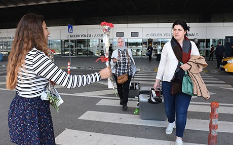 İsrail’den gelen yolcular karanfillerle karşılandı