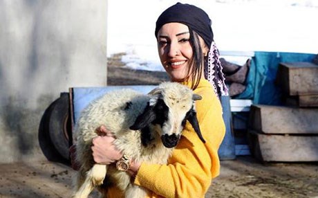 3 yıldır atama bekleyen kadın öğretmen köyüne muhtar oldu