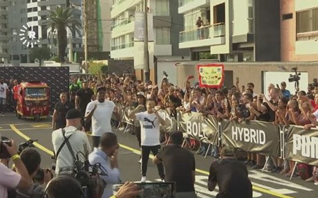 ڤیدیۆ؛ یوساین بۆڵت پێشبڕكێ لەگەڵ توکتوک دەکات