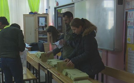 بەربژێری جەهەپە لە ئیستەنبووڵ لەسەر گۆڕی ئەتاتورک ناوی پۆستەکەی نووسی