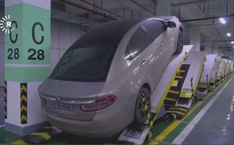 ڤیدیۆ؛ لە چین بەشێوازێکی جیاواز ئۆتۆمبێل پارک دەکرێت