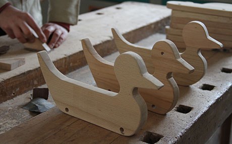 Atık malzemeleri çocuklar için oyuncağa dönüştürüyorlar