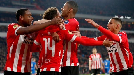 ئایندهۆڤن پێشەنگی لە ئەیاکس وەرگرتەوە