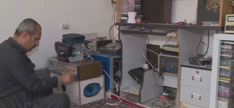 نابینایەک لە شارۆچکەی تەکیەی سلێمانی رادیۆ دادەنێت