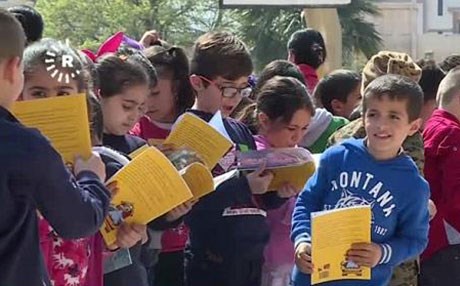 Kamışlo’da ücretsiz Kürtçe kitap dağıtıldı