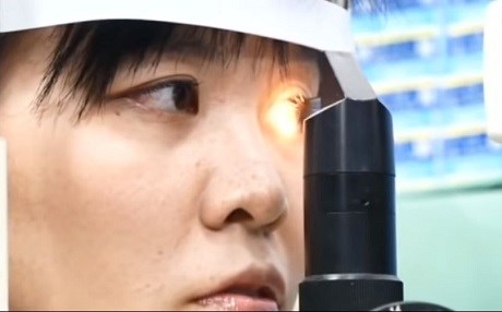 Tayvanlı kadının gözünden canlı 4 arı çıkartıldı