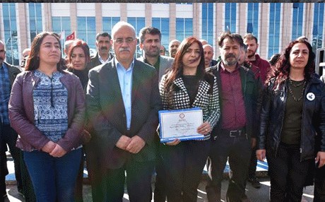 Van'da HDP'li Başkan mazbatasını aldı