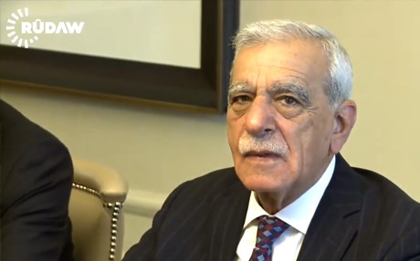 ئاکپارتی: ئەحمەد تورک بەساڵاچوویەکی نەخۆشە و بۆ سەرۆکایەتی شارەوانی گونجاو نییە