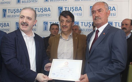 AK Partili aday HDP’nin kazandığı belediyenin mazbatasını aldı