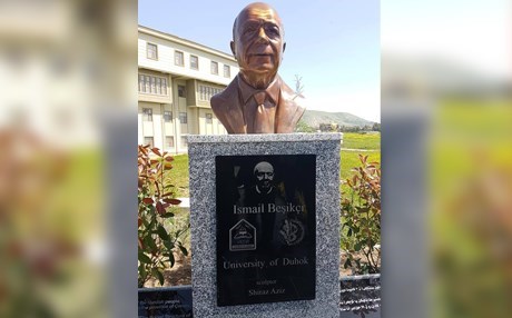 Li Duhokê peykerê Îsmaîl Beşîkçî hat danîn