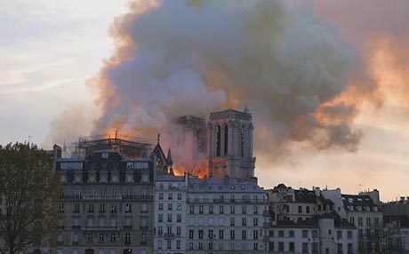 Dünya liderleri ve siyasetçiler Notre-Dame yangını için ne dedi?