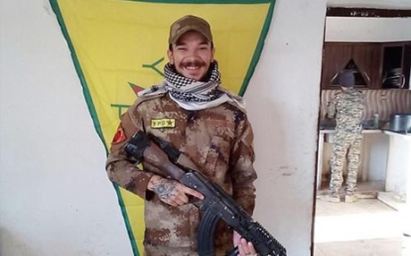 Yargıç İngiliz YPG’liyi suçlayan jüriyi feshetti
