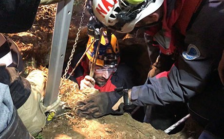 Define aramak için kazdıkları kuyuda mahsur kaldılar