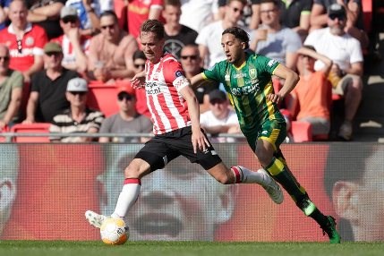 ئایندهۆڤن واز لە ئەیاکس ناهێنێت