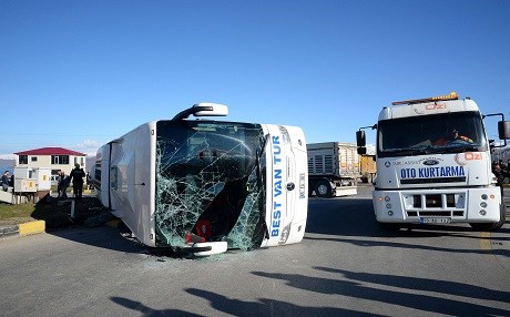 TATVAN - Yolcu otobüsü ile TIR çarpıştı