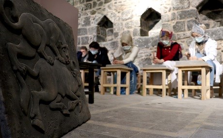 Diyarbakır’da bazalt, gençlerin elinde sanata dönüşüyor