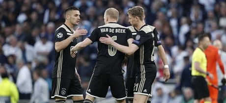 ئەیاکس قاچێکی لە فایناڵ دانا