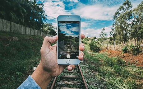 Selfie çeken 3 genç trenin altında kalarak can verdi