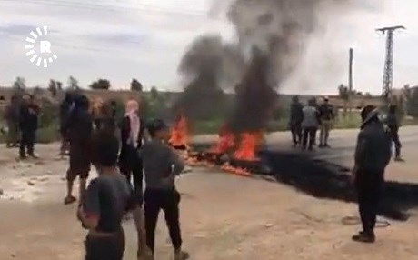 Berpirsên Amerîkî bi xwepêşanderên li rojhilatê Feratê civiyan