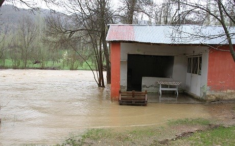 Ava Çemê Zapê rabû û 4 mal di bin avê de man