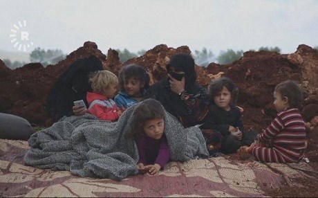 Xelkê Hema û Idlibê ji ber bordûmanê direvin devera Etmê ya ser sînor