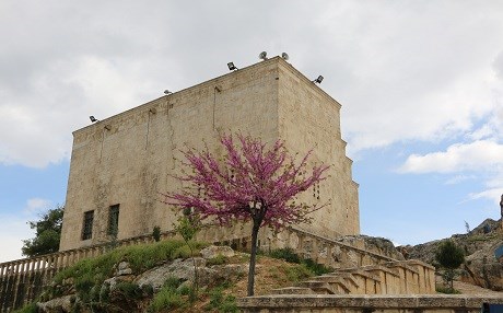 RIHA - Tirbeya Şêx Mesûd li benda geştyaran e