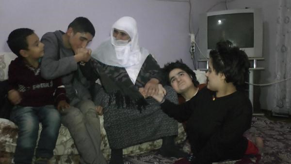 Engelli 5 çocuğuna hem analık hem babalık yapıyor