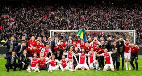 تەنیا هەنگاوێکی دیکە و ئەیاکس پاڵەوانی هۆڵەندایە