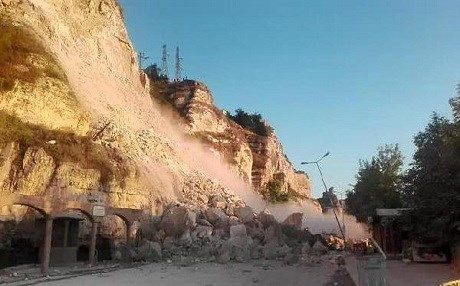 Li Rihayê erd herikî û bi tonan kevir û lat ketin ser rê