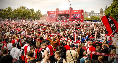 ئەیاکس لەگەڵ هەزاران هاندەر ئاهەنگی گێڕا