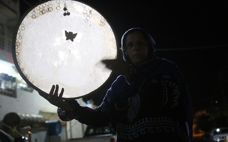 Kürt kadını def çalarak sahura uyandırıyor