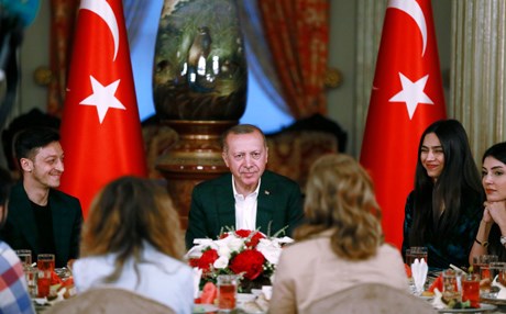 صور.. أوزيل يحضر مأدبة إفطار الرئيس التركي اردوغان
