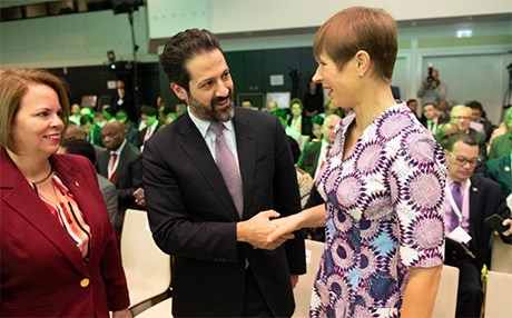 قوباد تاڵەبانی لە ئیستۆنیا گوتارێک لە بارەی حکومەتی ئەلیکترۆنی پێشکەشدەکات