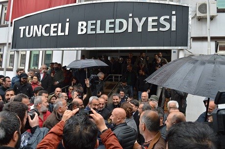 Dersim Belediyesi’nden ‘Tunceli’ yazan tabelayı değiştirme kararı
