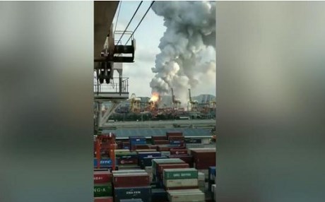 Kimyasal madde taşıyan gemide yangın