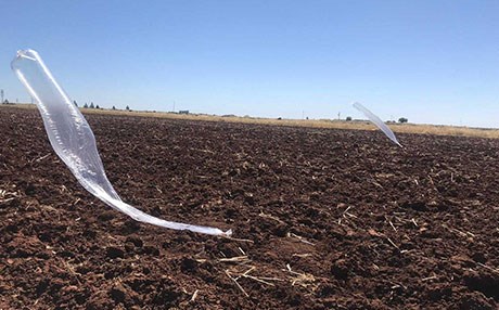 URFA - Tarlaya mühimmat bağlı balon düştü