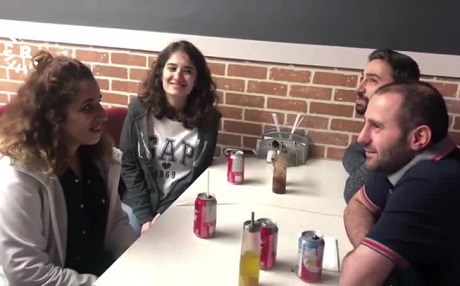 Pîzafiroşê Dêrsimî li Kanadayê xwarin da xwendekarên ji neteweyên cuda