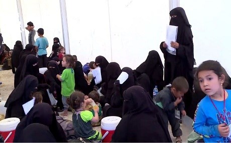 Jin û zarok ji Kampa Holê têne derxistin