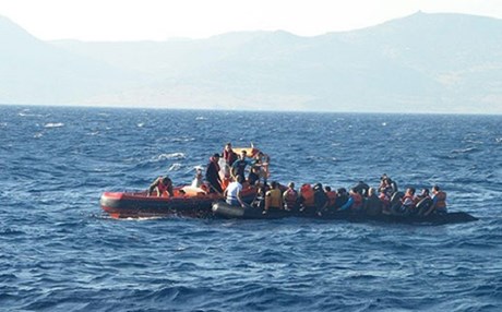 Ege Denizi'nde göçmenleri taşıyan bot battı